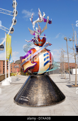 Europäischen Friedensmonument befindet sich bei Liverpool Echo Arena / Herzöge Dock / Albert Do von Liverpool und engagierten an John Lennon. Stockfoto