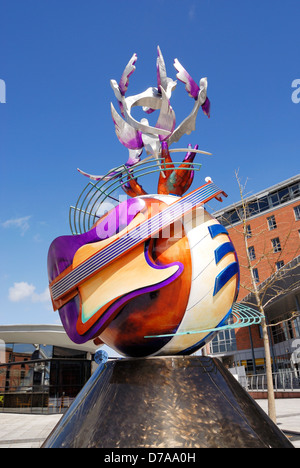 Europäischen Friedensmonument befindet sich bei Liverpool Echo Arena / Herzöge Dock / Albert Do von Liverpool und engagierten an John Lennon. Stockfoto