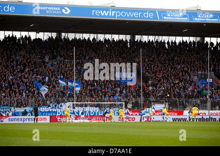 Sport, Fußball, 2. Bundesliga, deutsche zweite Liga, 2012/2013, VfL Bochum gegen Eintracht Braunschweig 0:1, Rewirpowerstadion in Bochum, Zuschauer, Fans des VfL Bochum Stockfoto