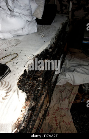 Rauchen im Bett Matratze Schlafzimmer Feuer Real Stockfoto
