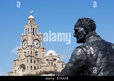 Bronzestatue von Captain F.J.Walker befindet sich am Pier Head, Liverpool vor den berühmten Gebäuden, bekannt als die drei Grazien Stockfoto