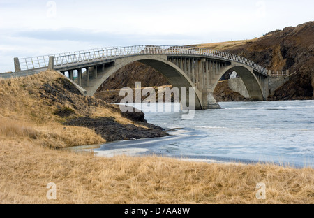 Das alte eröffnet Hvita-Brücke im November 1928 über den Hvita Fluss in der Nähe von Borgarfjörður Stockfoto