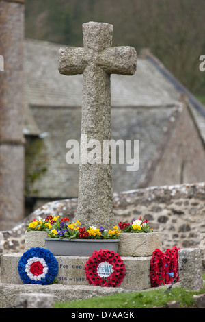 Dorf-Krieg-Mamoriel mit Stein überqueren St Winifred Kirche, Branscombe, Devon, England, UK Stockfoto