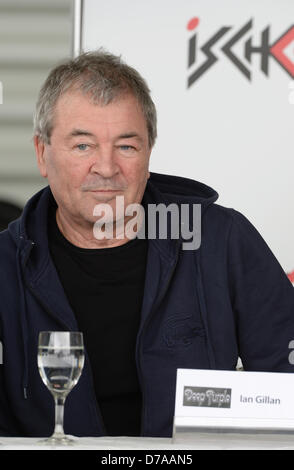 Sänger Ian Gillan von britischen Rockband Deep Purple sitzt im Rahmen einer Pressekonferenz für die Open Air-Konzert auf der Idalp in Ischgl, Österreich, 30. April 2013. Foto: FELIX HOERHAGER Stockfoto