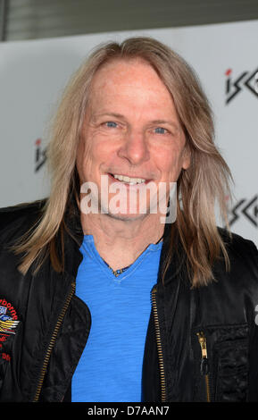 Gitarrist Steve Morse von britischen Rockband Deep Purple sitzt im Rahmen einer Pressekonferenz für die Open Air-Konzert auf der Idalp in Ischgl, Österreich, 30. April 2013. Foto: FELIX HOERHAGER Stockfoto