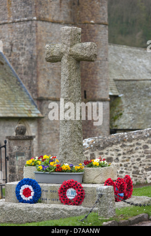 Dorf-Krieg-Mamoriel mit Stein überqueren St Winifred Kirche, Branscombe, Devon, England, UK Stockfoto