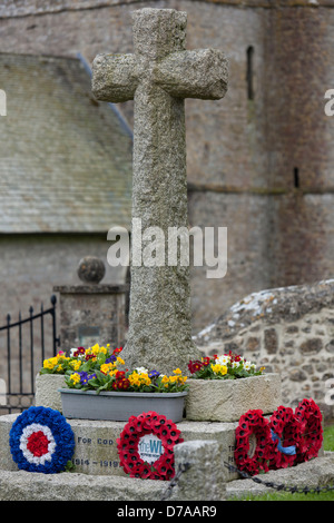 Dorf War Memorial mit Stone cross St Winifred Kirche, Branscombe, Devon, England, UK Stockfoto