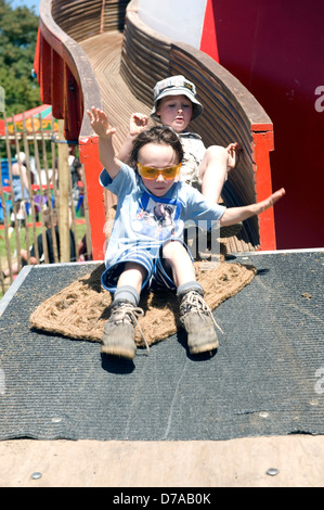 Skurrile Handlungen und Personen auf dem Glastonbury Festival im Sommer. Stockfoto