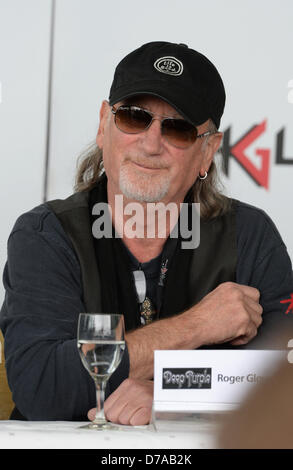 Bassist Roger Glover aus britischen Rockband Deep Purple beteiligt sich an einer Pressekonferenz für die Open Air-Konzert auf der Idalp in Ischgl, Österreich, 30. April 2013. Foto: FELIX HOERHAGER Stockfoto