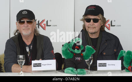 Bassist Roger Glover (L) Keyboarder Don Airey von britischen Rockband Deep Purple nimmt ein Bild auf einer Pressekonferenz für die Open Air-Konzert auf der Idalp in Ischgl, Österreich, 30. April 2013. Foto: FELIX HOERHAGER Stockfoto