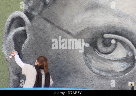 Sheffield, UK. 2. Mai 2013: professionelle Graffiti-Künstler, Sarah Yates bringt den letzten Schliff zu ihrem 42 ft Wandbild von Sheffield Harry Brearley auf der Seite der Stadt Howard Hotel zum Gedenken 100 Jahre seit der Entdeckung von Edelstahl.  Brearley entdeckt Edelstahl in Sheffield im Jahre 1913. Sarah, auch bekannt als Faunagraphic, ist einer der wenigen professionellen britischen Graffiti-Künstler. Bildnachweis: Matthew Taylor / Alamy Live News Stockfoto