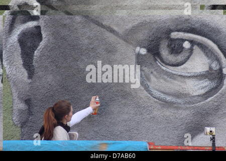 Sheffield, UK. 2. Mai 2013: professionelle Graffiti-Künstler, Sarah Yates bringt den letzten Schliff zu ihrem 42 ft Wandbild von Sheffield Harry Brearley auf der Seite der Stadt Howard Hotel zum Gedenken 100 Jahre seit der Entdeckung von Edelstahl.  Brearley entdeckt Edelstahl in Sheffield im Jahre 1913. Sarah, auch bekannt als Faunagraphic, ist einer der wenigen professionellen britischen Graffiti-Künstler. Bildnachweis: Matthew Taylor / Alamy Live News Stockfoto