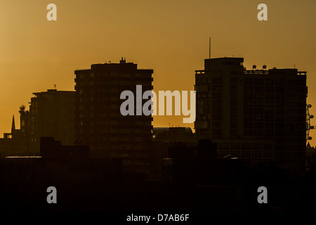 Am frühen Abend bis zum Sonnenuntergang. Blick auf die Londoner Landschaft einschließlich Wohnungen in der Nähe von Elephant &amp; Castle. Stockfoto