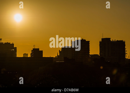 Am frühen Abend bis zum Sonnenuntergang. Blick auf die Londoner Landschaft einschließlich Wohnungen in der Nähe von Elephant &amp; Castle. Stockfoto