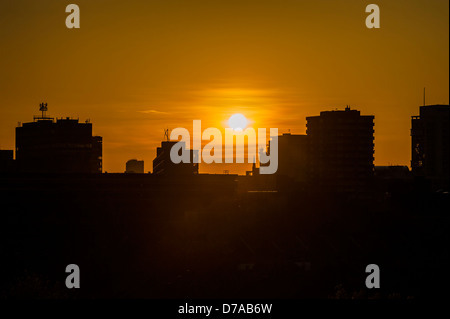 Am frühen Abend bis zum Sonnenuntergang. Blick auf die Londoner Landschaft einschließlich Wohnungen in der Nähe von Elephant &amp; Castle. Stockfoto