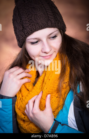 Studio-Porträt eines Mädchens mit Wollsachen Stockfoto