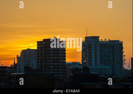 Am frühen Abend bis zum Sonnenuntergang. Blick auf die Londoner Landschaft einschließlich Wohnungen in der Nähe von Elephant &amp; Castle. Stockfoto