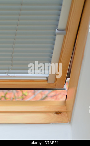 Neues Holzdach Fenster geöffnet mit aluminiumhaltigen Jalousie. Stockfoto