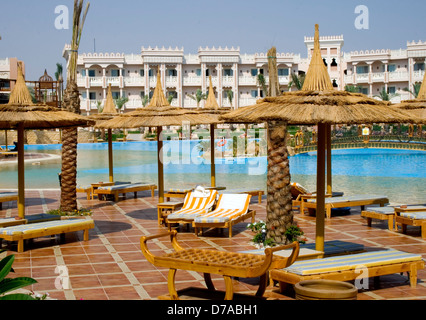 Luxus-ägyptischen Resort-Hotel mit Pool und Palmen Stockfoto