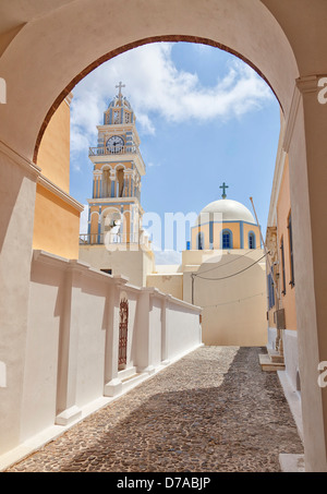 Die katholische Kathedrale in der Hauptstadt Fira auf der griechischen Insel Santorin gelegen. Stockfoto