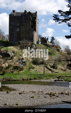 Neidpath Castle von dem Fluss Tweed in der Nähe von Peebles in den Scottish Borders. Stockfoto