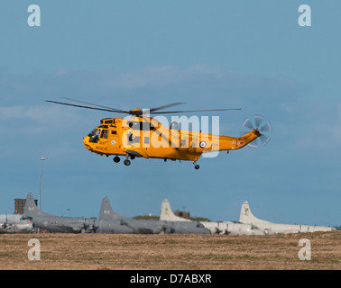 Sea King HAR.3 XZ587 im Flug an seiner Heimatbasis in RAF Lossiemouth, Moray. Schottland.  SCO 9013 Stockfoto