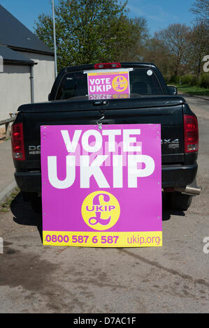 Willingham, Cambridgeshire, Großbritannien. 2. Mai 2013. Der UK Independence Party machen einen Endspurt bei den Kommunalwahlen durch große Plakate an einem Fahrzeug gegenüber dem Wahllokal am Willingham Cambridgeshire UK 2. Mai 2013 verlassen. Das Gebiet wurde eine konservative Hochburg jedoch in der Nähe Ramsey Gas die einzige Autorität der UKIP laufen im Vereinigten Königreich. Bildnachweis: Julian Eales / Alamy Live News Stockfoto