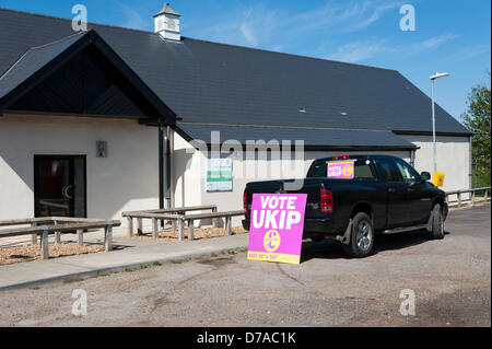 Der UK Independence Party machen einen Endspurt bei den Kommunalwahlen durch große Plakate an einem Fahrzeug gegenüber dem Wahllokal am Willingham Cambridgeshire UK 2. Mai 2013 verlassen. Das Gebiet wurde eine konservative Hochburg jedoch in der Nähe Ramsey Gas die einzige Autorität der UKIP laufen im Vereinigten Königreich. Stockfoto