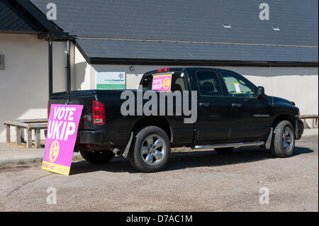 Willingham, Cambridgeshire, Großbritannien. 2. Mai 2013. Der UK Independence Party machen einen Endspurt bei den Kommunalwahlen durch große Plakate an einem Fahrzeug gegenüber dem Wahllokal am Willingham Cambridgeshire UK 2. Mai 2013 verlassen. Das Gebiet wurde eine konservative Hochburg jedoch in der Nähe Ramsey Gas die einzige Autorität der UKIP laufen im Vereinigten Königreich. Bildnachweis: Julian Eales / Alamy Live News Stockfoto