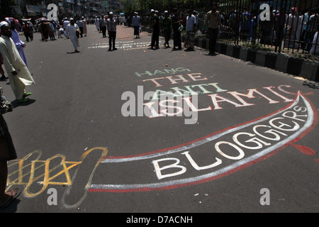 Bangladeshi Hefajat-e-Islam Aktivisten den Umriss eines Schwertes auf der Straße zu malen, wie sie eine Kundgebung in Dhaka am 6. April 2014 teilnehmen Stockfoto