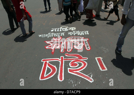 Bangladeshi Hefajat-e-Islam Aktivisten den Umriss eines Schwertes auf der Straße zu malen, wie sie eine Kundgebung in Dhaka am 6. April 2014 teilnehmen Stockfoto