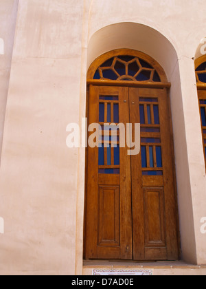 Tür und Nischen im historischen Altbau in Kashan, Iran Stockfoto