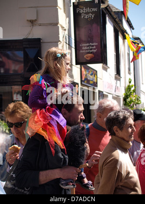 Junges Mädchen auf Väter Schultern, UK 2013 Stockfoto