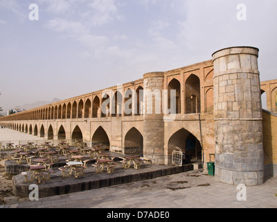 33 Pol Allah Verdi Khan Brücke in Isfahan, Iran am Morgen Stockfoto