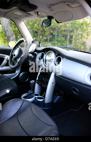 Die Vordersitze und Cockpit eines modernen BMW Mini Cooper Stockfoto