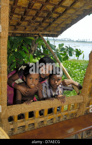 Indische Kinder in traditionellen Reis Boot in den Backwaters von Kerala Vembanad Wasserstraße, Indien Stockfoto