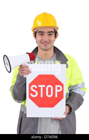 Händler halten ein Stop-Schild und ein Megaphon Stockfoto