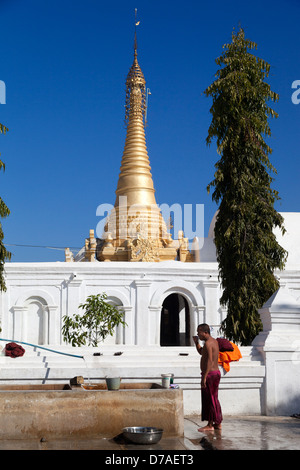 Ein Mönch Zähneputzen in Shwe Yaunghwe Kyaung Kloster in der Nähe von Lake Inle, Myanmar Stockfoto