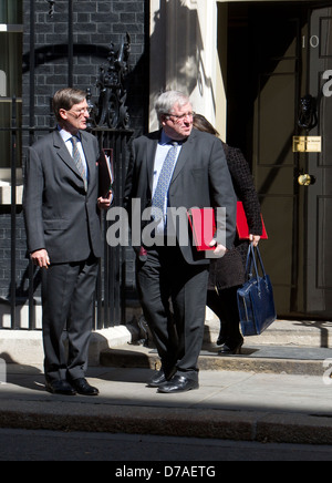 Attorney General Dominic trauern (L) und Verkehrsminister Patrick McLoughlin verlassen die Kabinettssitzung, Downing Street, London Stockfoto