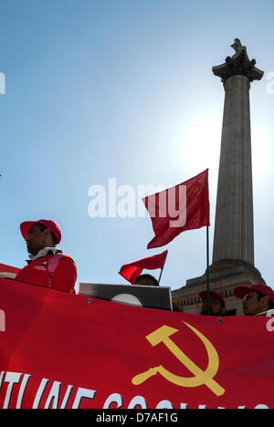 London, UK. 1. Mai 2013. Demonstranten sind am Trafalgar Square. Bildnachweis: Kaan Diskaya / Alamy Live News Stockfoto