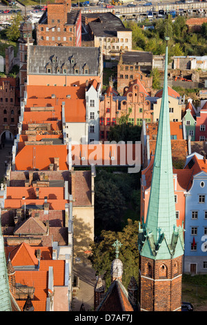 Blick von oben über der Altstadt von Danzig in Polen, auf dem ersten Plan Kirche der Heiligen Jungfrau Maria Turm. Stockfoto