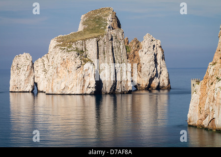 Der Felsen "Pan di Zucchero" in Porto Flavia, Masua, Sardinien. Stockfoto