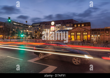 Wittenbergplatz Station und Ka De wir Abteilung Speichern in der Nacht, Berlin, Deutschland Stockfoto