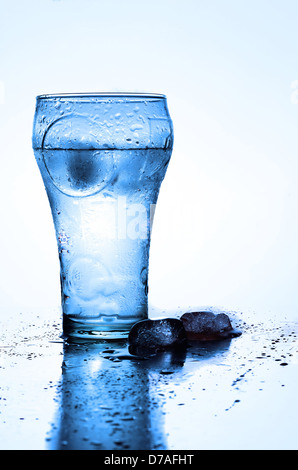 Glas von reinem Wasser mit Eiswürfeln Stockfoto