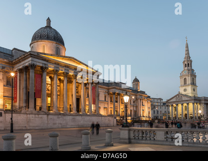 National Gallery und Saint Martins in die Felder auf dem Trafalgar Square in der Nacht, London, England Stockfoto