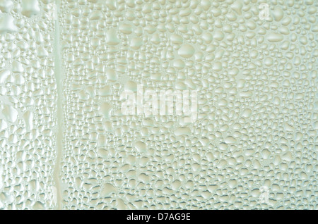 Tropfen auf Glas Stockfoto