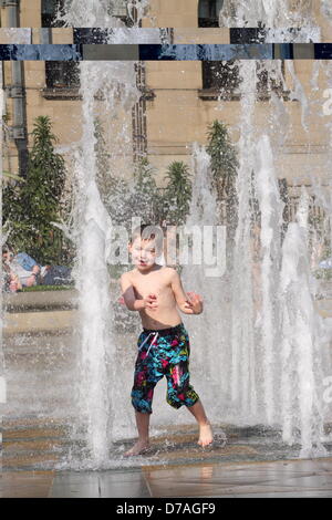 Sheffield, UK. 2. Mai 2013. Alexander Thompson, 6 aus Sheffield hat Spaß in der Peace Gardens Brunnen wie der World Snooker Championship Stadt sonnt sich im Frühlingssonnenschein Credit: Matthew Taylor / Alamy Live News Stockfoto