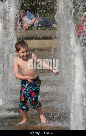 Sheffield, UK. 2. Mai 2013. Alexander Thompson, 6 aus Sheffield hat Spaß in der Peace Gardens Brunnen wie der World Snooker Championship Stadt sonnt sich im Frühlingssonnenschein Credit: Matthew Taylor / Alamy Live News Stockfoto