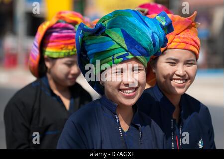 Myanmar drei Frauen der Volksgruppe Pa-O gehen über den Aungban, Myanmar, im 05.04.2013. Foto: Sebastian Kahnert Stockfoto