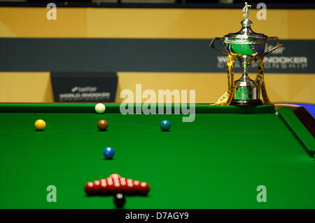 SHEFFIELD, VEREINIGTES KÖNIGREICH. 2. Mai 2013.  Die Snooker-Trophy auf dem Tisch im Crucible Theatre bei der World Snooker Championship Mai 2nd, 2013 in Sheffield, England. Bildnachweis: Michael Cullen / Alamy Live News Stockfoto